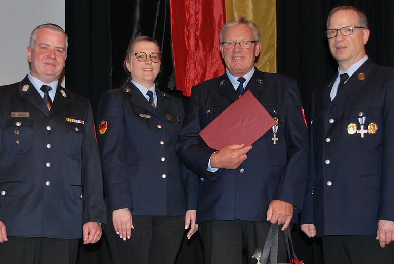 Unter großem Beifall ernannten der Vorsitzende des Feuerwehrvereins Markus Weidinger (rechts), Kommandant Sven Schreiner (links) und die zweite Vorsitzende Julia Lausenmeyer-Krönert Otto Staat zum Ehrenmitglied.