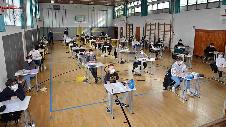 Alle 91 Abiturientinnen und Abiturienten am Steigerwald Landschulheim Gymnasium Wiesentheid traten zu den drei schriftlichen Prüfungen an. Alle 91 Abiturientinnen und Abiturienten am Steigerwald Landschulheim Gymnasium Wiesentheid traten zu den drei schriftlichen Prüfungen an.