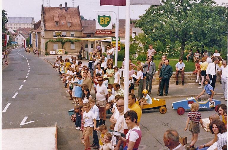 Von 1963 bis 1970 wurde der untere Bereich der Schallfelder Straße in Gerolzhofen für die Seifenkistenrennen genutzt. Auf dem historischen Bild sind auch als Vertreter der Stadt Karl Greß, Bürgermeister Franz Stephan und Richard Bößner zu sehen.