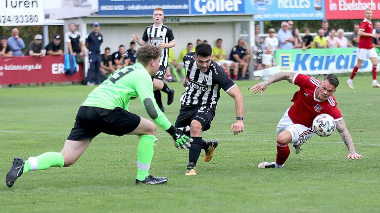 Dampfachs Torjäger Adrian Hatcher (rechts) kommt im Sander Strafraum ins Straucheln und somit nicht mehr an den Ball. Sands Schlussmann Nils Nigbur (links, daneben Teamkollege Frederik Kirchner) kann die Kugel aufnehmen.