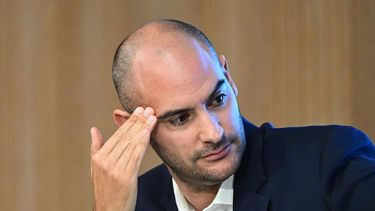 Landesfinanzminister Bayaz.jpeg - Danyal Bayaz spricht im Landtag bei einer Regierungs-Pressekonferenz. Landesfinanzminister Bayaz.jpeg - Danyal Bayaz spricht im Landtag bei einer Regierungs-Pressekonferenz.