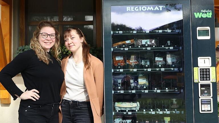 Der 'Regiomat' ist der jüngste Zuwachs im Hofladen von Susanne (links) und Franziska Wolf. In dem Automaten können Kundinnen und Kunden zu jeder Tageszeit Fleisch- und Wurstwaren kaufen. Der 'Regiomat' ist der jüngste Zuwachs im Hofladen von Susanne (links) und Franziska Wolf. In dem Automaten können Kundinnen und Kunden zu jeder Tageszeit Fleisch- und Wurstwaren kaufen. 