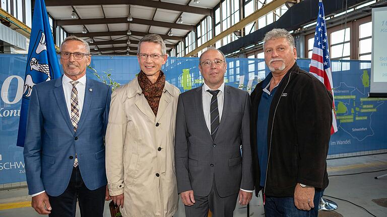 Sie blicken stolz auf '10 Jahre Konversion': (von links) Klaus Mauder, der ehemalige Standortleiter, Oberbürgermeister Sebastian Remelé, Baureferent Ralf Brettin und David Coldwell, der ehemalige Freizeitmanager der US-Army. Sie blicken stolz auf '10 Jahre Konversion': (von links) Klaus Mauder, der ehemalige Standortleiter, Oberbürgermeister Sebastian Remelé, Baureferent Ralf Brettin und David Coldwell, der ehemalige Freizeitmanager der US-Army.