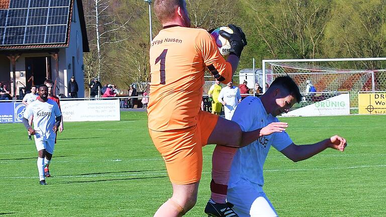 Rhöner Fußball-Nachlese       -  Energisch packt sich Christian Lakke von der TSVgg Hausen den Ball, regelrecht abgeräumt wird der Gegner vom TSV Thundorf.