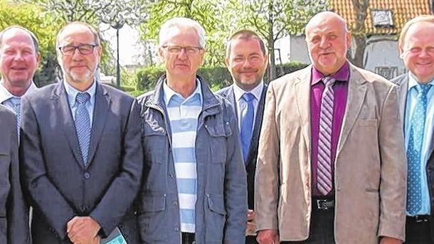 Viele Glücksbringer: (von links) Landesinnungsmeister Oswald Wilhelm, Wilhelm Faulhaber, Obermeister Reinhold Noe, Paul Schmitt, Reinhold Ankenbrand, Regierungsdirektor Heiko Brückner, Harald Schuldes, Handwerkskammerpräsident Hugo Neugebauer, Peter Volkamer und Jürgen Seidel.