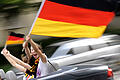 World Cup 2014 - Autokorso       -  ARCHIV - Fans feiern am 03.07.2010 den Sieg der deutschen Fußballnationalmannschaft gegen Argentinien (4:0) mit einem Autokorso durch die Innenstadt von Frankfurt/Main. Deutschland steht mit dem Sieg im Halbfinale der Fußball-Weltmeisterschaft. Foto: Marius Becker/dpa (zu dpa-Meldung: «Feiern auf der Straße - was beim Autokorso beachtet werden sollte» vom 20.06.2014) +++(c) dpa - Bildfunk+++ | Verwendung weltweit