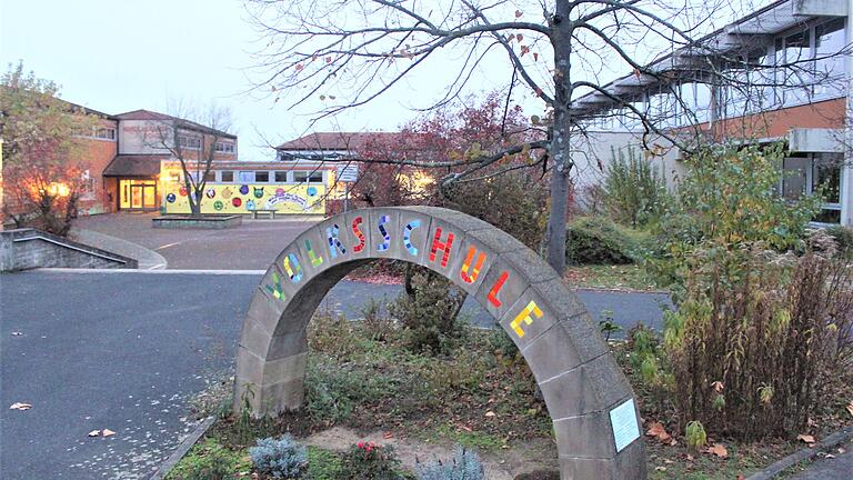 Teuere Überraschung: Die Kosten für die Sanierung der Nikolaus-Fey-Schule in Wiesentheid steigen auf 19,6 Millionen Euro. Das ergab eine neue Berechnung. Teuere Überraschung: Die Kosten für die Sanierung der Nikolaus-Fey-Schule in Wiesentheid steigen auf 19,6 Millionen Euro. Das ergab eine neue Berechnung.