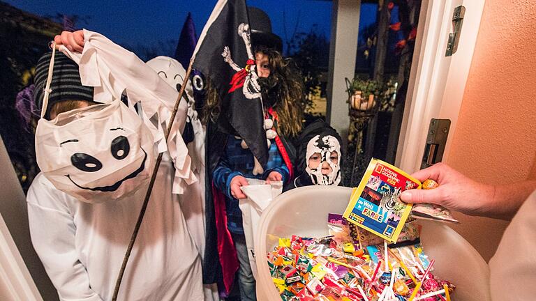 Halloween: Kreative Gaben für kleine Zuckermonster - Zu Halloween ziehen viele Kinder von Haustür zu Haustür und freuen sich über süße Sachen. (Archivbild) Halloween: Kreative Gaben für kleine Zuckermonster - Zu Halloween ziehen viele Kinder von Haustür zu Haustür und freuen sich über süße Sachen. (Archivbild)
