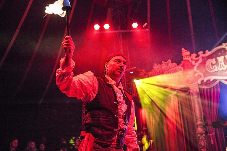 Der Varieté-Artist Henry Fröchte mit der Show 'Manege'.