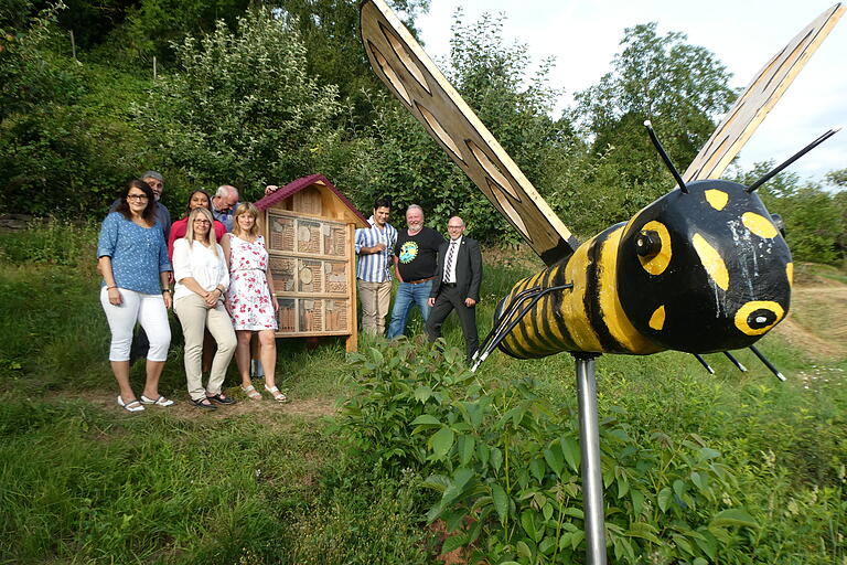 Mit der neu gestalteten Gartenanlege wurde auch ein "Insektenhotel" übergeben Die hölzerne Biene ist ein Werk des Kettensägenkünstlers Bernhard Försch, der dabei von Miro Blaic unterstützt wurde. Mit der neu gestalteten Gartenanlege wurde auch ein "Insektenhotel" übergeben Die hölzerne Biene ist ein Werk des Kettensägenkünstlers Bernhard Försch, der dabei von Miro Blaic unterstützt wurde.