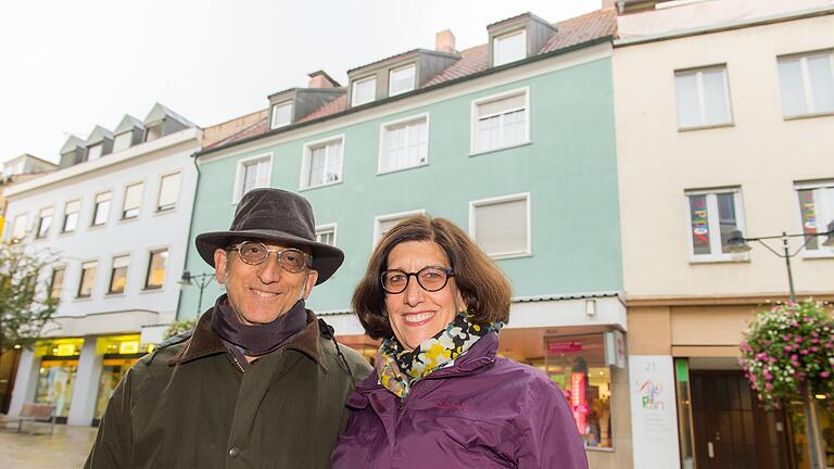 Andra Marx mit ihren Ehemann Mark Madonna vor dem Anwesen Nummer 19 in der Rückertstraße. Hier stand einst das Elternhaus ihres Vaters. Es wurde zerbombt. Die 58-Jährige aus Amerika will die Geschichte ihrer jüdischen Vorfahren kennenlernen. Andra Marx mit ihren Ehemann Mark Madonna vor dem Anwesen Nummer 19 in der Rückertstraße. Hier stand einst das Elternhaus ihres Vaters. Es wurde zerbombt. Die 58-Jährige aus Amerika will die Geschichte ihrer jüdischen Vorfahren kennenlernen.