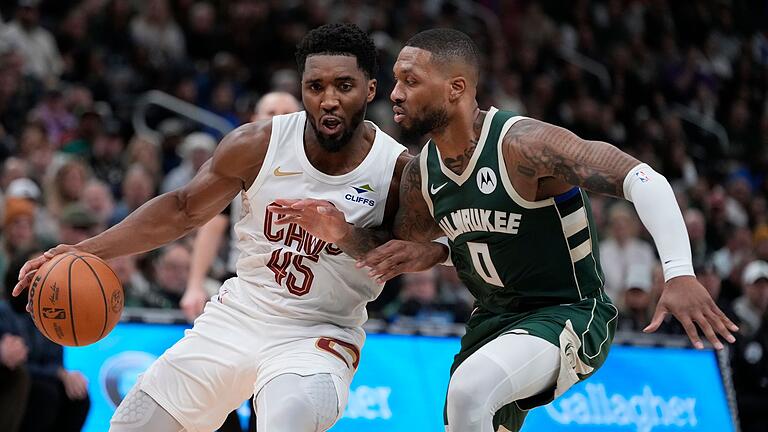 Milwaukee Bucks - Cleveland Cavaliers       -  Donovan Mitchell (links) und Damian Lillard spielten beide stark - aber nur Mitchell und die Cavaliers hatten nach dem Spiel gute Laune.