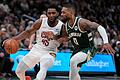 Milwaukee Bucks - Cleveland Cavaliers       -  Donovan Mitchell (links) und Damian Lillard spielten beide stark - aber nur Mitchell und die Cavaliers hatten nach dem Spiel gute Laune.