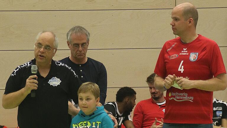 Peter Knieling, Rudolf Werner, Luca Schult und Oliver Wendt (von links) stellten die Hilfsaktion für den Fuchsstadter Jungen Rene Wolf beim Heimspiel der Eltmanner Volleyballer vor.