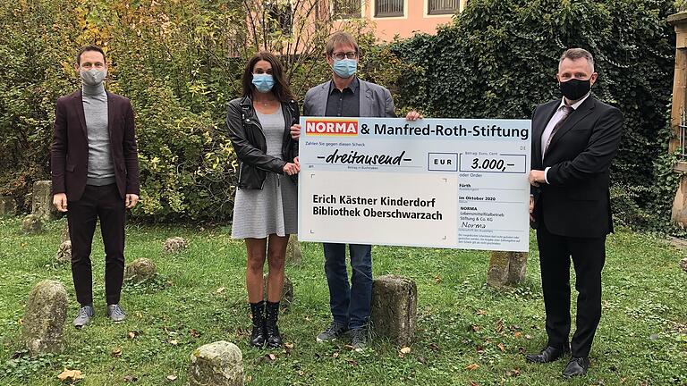 Das Erich-Kästner Kinderdorf in Oberschwarzach erhält von der Manfred-Roth-Stiftung eine Spende in Höhe von 3000 Euro. Im Bild (von rechts) der Gerolzhöfer Bürgermeister Thorsten Wozniak, Eva-Maria Hoffart (Geschäftsführung) und Gerald Möhrlein (Vorstand) vom Kinderdorf sowie Uwe Sonnenberg, Expansionsleiter der Norma Unternehmensstiftung.