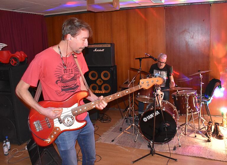 Etwas lauter ist es beim Konzert im Lohrer Juze beim Auftritt der Lohrer Band Kuder. Torsten Ruf (rechts) und sein Bruder Markus spielen 'Noise-Rock'.&nbsp;