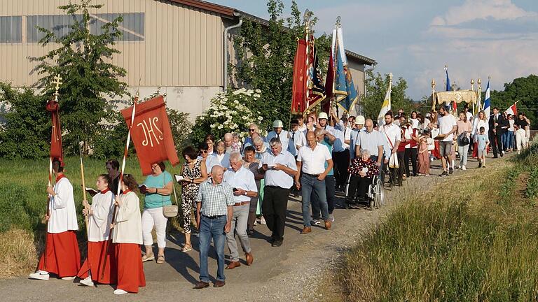 Die Fronleichnamsprozession in Schallfeld, bei der Pfarrer Stefan Mai die Hostie in der Monstranz durch Straßen und Flur trug.&nbsp;