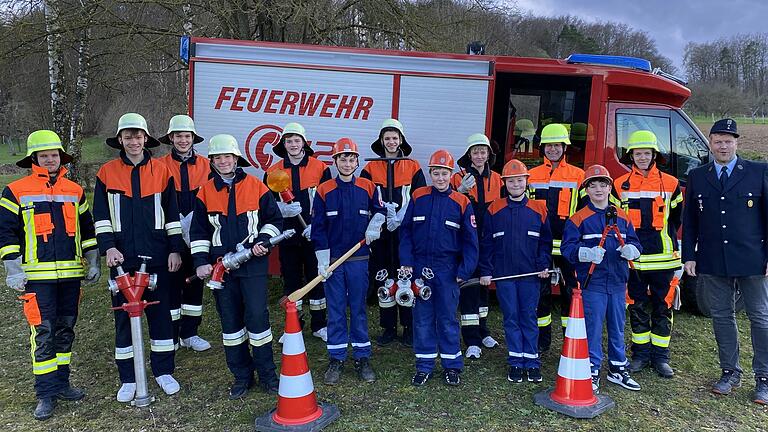 Sie wollen die Arbeit ihrer Vorfahren fortsetzen: die Jugendfeuerwehr in Holzkichhausen. Von links: Jugendwart Jonas Billing, Silas Fluhrer, Luis Baunach, Jonah Fluhrer, Marian Lurz, Jakob Baunach, Florian Billing, Christian Neumann, Moritz Büttner, Luca Oberdorf, Jugendwart Timo Nees, Jonas Fleischmann, Jugendwart Felix Franz und Vorsitzender Harald Lurz.