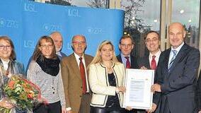 Sonderpreis für &bdquo;Tauch nicht ab, lern schwimmen&ldquo;: Gesundheitsministerin Melanie Huml (6. von rechts) und der Präsident des Landesamtes für Gesundheit und Lebensmittelsicherheit Dr. Andreas Zapf (links) mit der Würzburger Delegation.