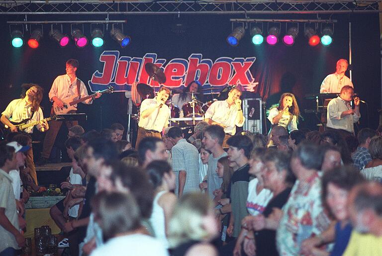 Meist im Hintergrund: Frank Nätscher als Schlagzeuger der Kultband Jukebox bei der Lohrer Festwoche 1999.&nbsp;