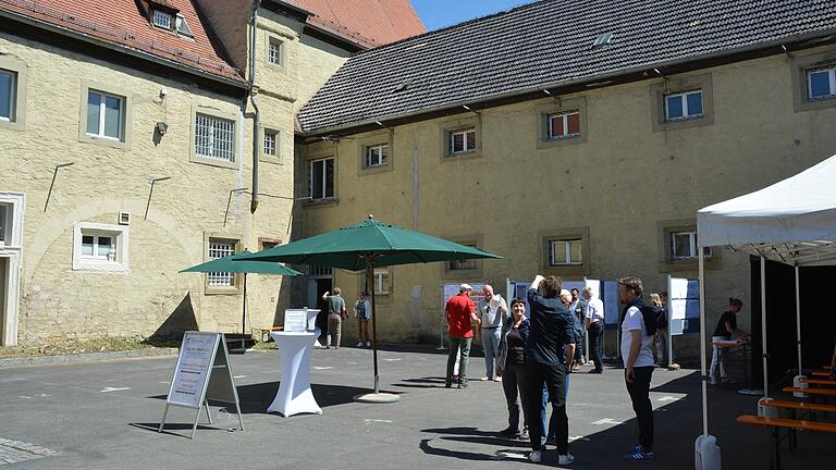 Infostände mit Plänen ermöglichten einen Blick in die Zukunft der Amtskellerei. Die Stadt warb am Tag der Städtebauförderung für deren Ausbau zum Kulturzentrum.