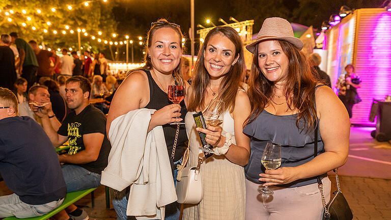 Zahlreiche Menschen besuchen am Montag 15.08.22 das Volkacher Weinfest. Für die musikalische Unterhaltung sorgte die Stimmungskapelle  „Die Oberspiesheimer'.