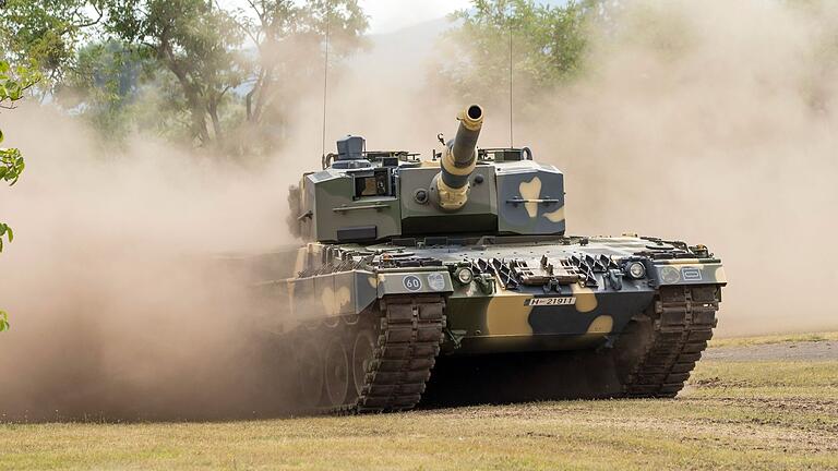 Kampfpanzer  Leopard II A4       -  Ein Panzer des Typs Leopard 2 A4 wird zur Demonstration bei der feierlichen Übergabe der ersten vier Panzer an die ungarische Armee gefahren.