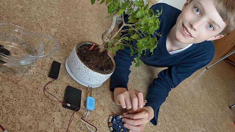 Florian Gärtig mit seiner automatischen Gießanlage. Florian Gärtig mit seiner automatischen Gießanlage.