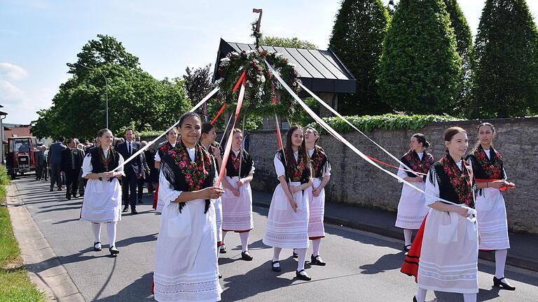 Beim Festzug trugen die Sennfelder Ehrendamen die Siebenerkrone durch den Ort.