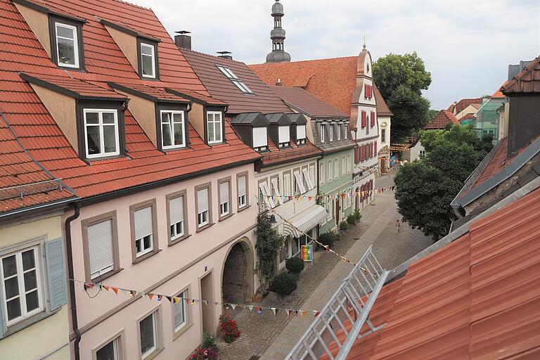Schweinfurt, wo es am schönsten ist: Wer aus dem Fenster des sanierten Anwesens Burggasse 4 blickt, schaut zur St.-Salvator-Kirche ebenso wie zum ältesten Haus der Stadt, gleich davor. Schweinfurt, wo es am schönsten ist: Wer aus dem Fenster des sanierten Anwesens Burggasse 4 blickt, schaut zur St.-Salvator-Kirche ebenso wie zum ältesten Haus der Stadt, gleich davor.