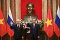 Putin in Vietnam       -  Kremlchef Wladimir Putin (l) und der vietnamesische Präsident To Lam posieren im Präsidentenpalast in Hanoi für die Fotografen.