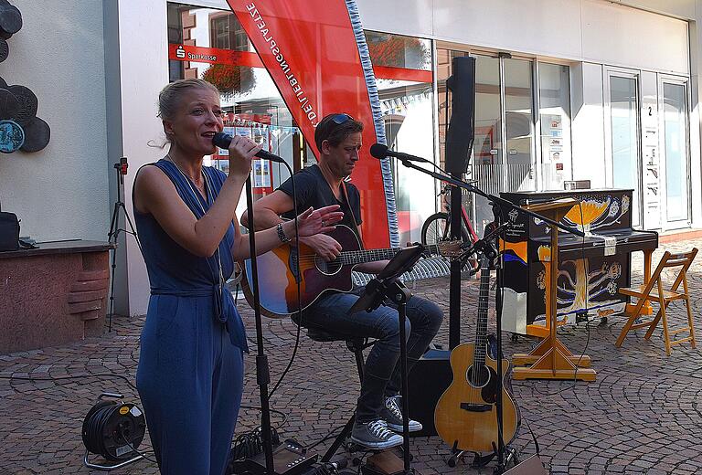 Beim letzten Konzert an den Lieblingsplätzen unterhielt das Duo TonesUnlimited (Nina Kosel und Jörg Thamm) in bester Weise die zahlreichen Zuschauer am Oberen Marktplatz. Zuvor war das Straßenklavier versteigert worden. Foto: Gabi Nätscher Beim letzten Konzert an den Lieblingsplätzen unterhielt das Duo TonesUnlimited (Nina Kosel und Jörg Thamm) in bester Weise die zahlreichen Zuschauer am Oberen Marktplatz. Zuvor war das Straßenklavier versteigert worden. Foto: Gabi Nätscher
