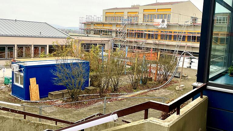 Die Mittelschule Bad Neustadt wird derzeit saniert. Der Haupttrakt ist eingerüstet.