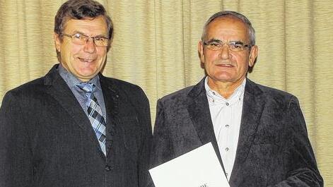 Mit einer Dankurkunde des Freistaates Bayern wurde der langjährige Gemeinderat Martin Virnekäs (rechts) aus Schönbach ausgezeichnet. Bürgermeister Walter Ziegler gratulierte herzlich.