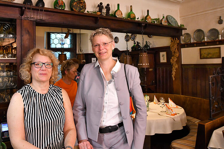 250 Jahre Gasthof Grüner Baum in Dettelbach: Besitzerin Anita Neumeister-Kistner (li) und Bürgermeisterin Christine Konrad bei der Eröffnung der Jubiläumswoche im historischen Gastraum.