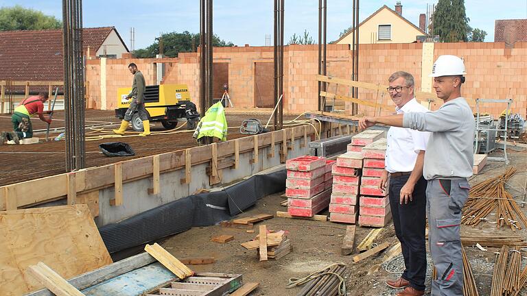 Beim Besuch auf der Baustelle Feuerwehrhaus/Bauhof zeigte sich Geiselwinds Bürgermeister Ernst Nickel dieser Tage  zufrieden über den Stand.