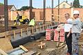 Beim Besuch auf der Baustelle Feuerwehrhaus/Bauhof zeigte sich Geiselwinds Bürgermeister Ernst Nickel dieser Tage  zufrieden über den Stand.