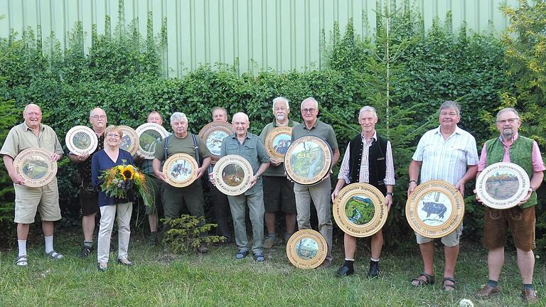 Der Donnersdorfer Jägerstammtisch mit einem Teil, der von der Künstlerin Waltraud Steinmetz (Dritte von links) gemalten Scheiben. Weiterhin Vorsitzender Jürgen Barthel (Zweiter von links), sowie dem Gewinner der Jubiläumsscheibe  Roland Eirich (Vierter von rechts).