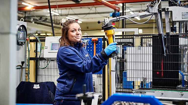 Ausbildungen bei SKF       -  Auszubildende bei SKF erwerben praktische Erfahrungen an modernsten Maschinen.