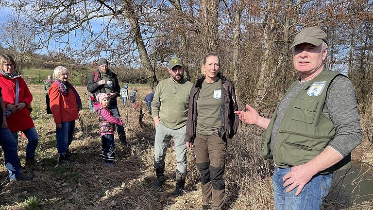 Naturschutzwächter Alfons Hausmann zeigte rund 40 Erwachsenen und 25 Kindern den Lebensraum des Bibers bei Obereschenbach.       -  Naturschutzwächter Alfons Hausmann zeigte rund 40 Erwachsenen und 25 Kindern den Lebensraum des Bibers bei Obereschenbach.