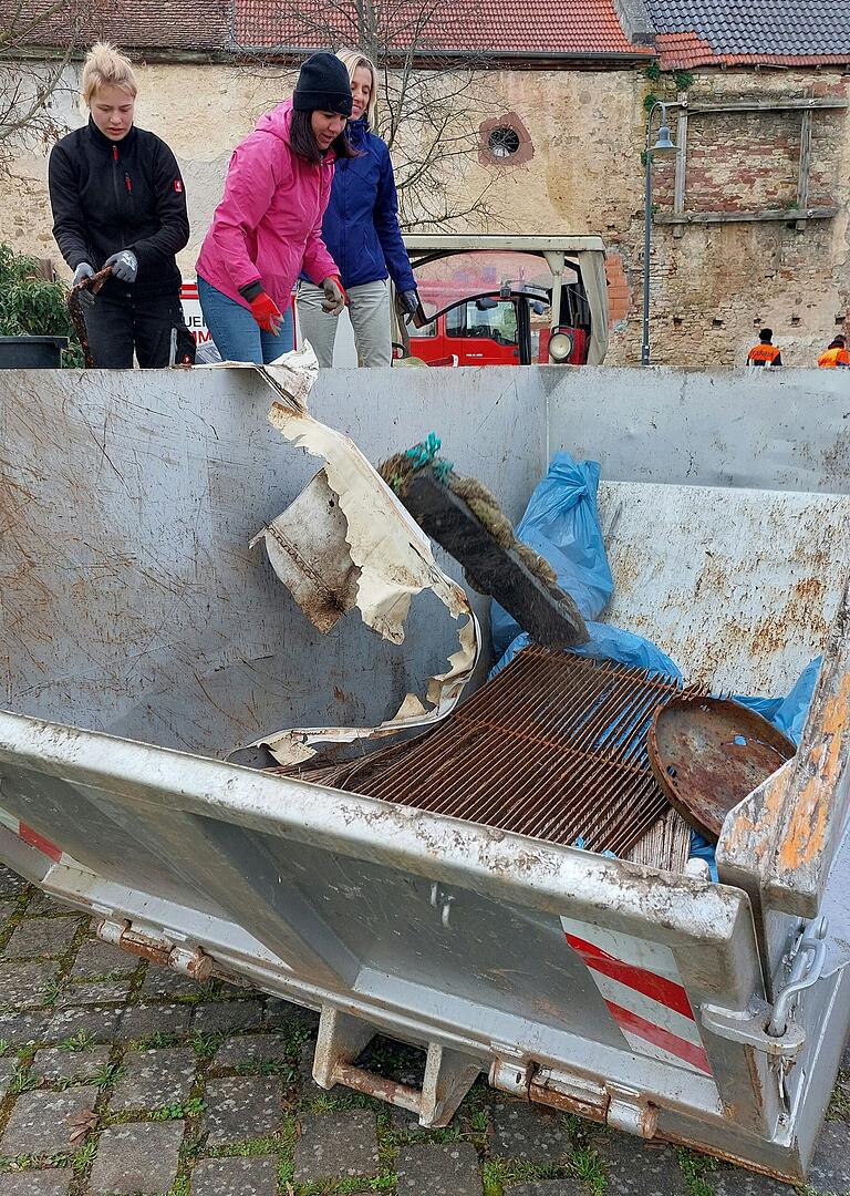 Der Container füllte sich bei der Aktion 'Saubere Landschaft' der Neuen Liste Himmelstadt. Der Container füllte sich bei der Aktion 'Saubere Landschaft' der Neuen Liste Himmelstadt.