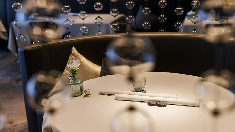 Tischdekoration im Zwei-Sterne-Restaurant 'Ösch Noir' - In Sterne-Restaurants findet man auch schon mal ungewöhnliche Tischdekorationen vor. Tischdekoration im Zwei-Sterne-Restaurant 'Ösch Noir' - In Sterne-Restaurants findet man auch schon mal ungewöhnliche Tischdekorationen vor.