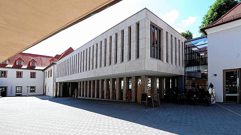 Das neue Hotel verbindet das Restaurant (rechts) mit dem Burggebäude.