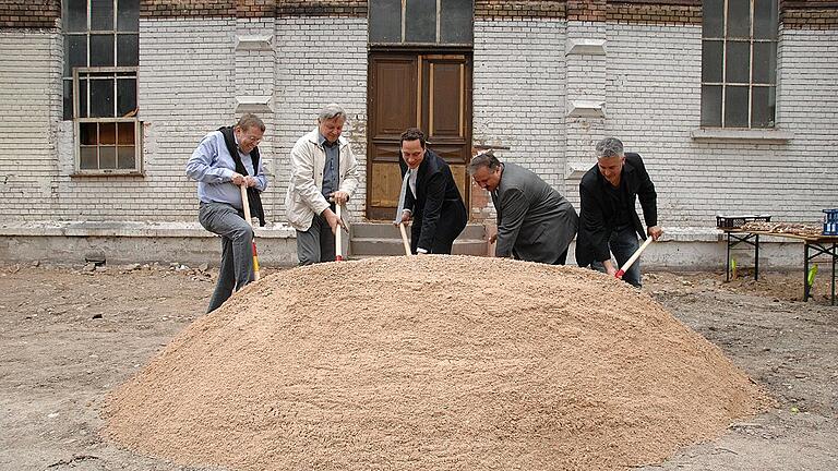 Juni 2014: Beim Spatenstich für den Umbau der ehemaligen Turnhalle in eine Kulturhalle vertritt Jan Peter Kranig (links) die Lohrer Kunstszene. Juni 2014: Beim Spatenstich für den Umbau der ehemaligen Turnhalle in eine Kulturhalle vertritt Jan Peter Kranig (links) die Lohrer Kunstszene.