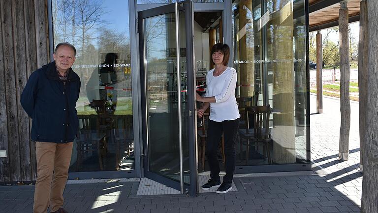 Silvana Fischer ist seit 1. April die neue Pächterin des Kiosks am Schwarzen Moor. Mit auf dem Bild ist Michael Geier, Leiter der Bayerischen Verwaltungsstelle des Biosphärenreservats Rhön, als Hausherr und Verpächter. Der Kiosk hat seit Karfreitag wieder geöffnet. Silvana Fischer ist seit 1. April die neue Pächterin des Kiosks am Schwarzen Moor. Mit auf dem Bild ist Michael Geier, Leiter der Bayerischen Verwaltungsstelle des Biosphärenreservats Rhön, als Hausherr und Verpächter. Der Kiosk hat seit Karfreitag wieder geöffnet.