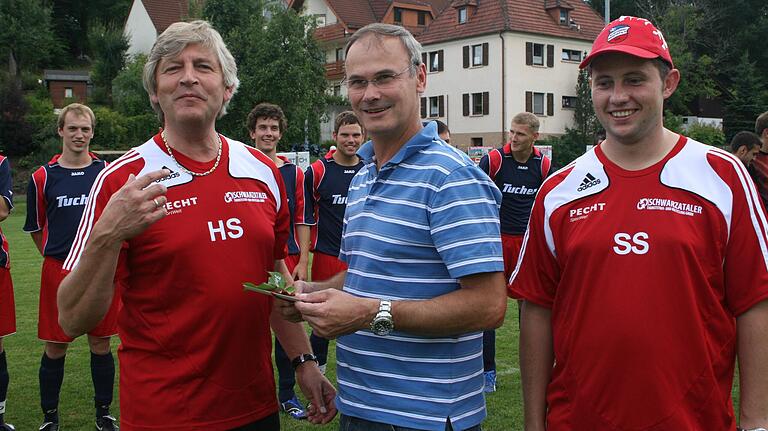 Helmar Scheuring (links) und Michael Rott waren maßgeblich am Höhenflug des FC Schönau-Wegfurt beteiligt. Mit im Bild Mannschaftsbetreuer Sebastian Schleicher (rechts).