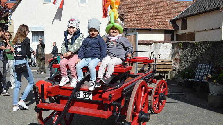 Die große Jubiläumsfeier zum 1250-jährigen Bestehen von Rannungen stand am ersten Festtag, dem Samstag (28. Mai),  unter einem guten Stern. Denn es kamen zahlreiche Gäste auf den Platz vor dem Kriegerdenkmal. Zum Glück spielte auch das Wetter mit: Es herrschte Sonne pur. In den umliegenden Straßen wurden etwa 60 Attraktionen geboten - und dazu gab's reichlich gute Musik.