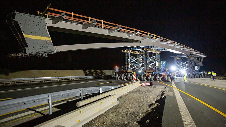 Zwei Brücken über die A 3 wurden in der Nacht zum Sonntag im Landkreis Kitzingen neu eingesetzt.