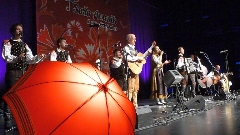 Ein Stelldichein aus Oberkrain: Im Jubiläumskonzert der dritten Musiker-Generation begeisterte&nbsp;Sašo Avsenik mit seinem Ensemble das Lohrer Publikum. Überraschungsgast war 'Gitarrenzauberer' Gregor Avsenik (Vierter von links).