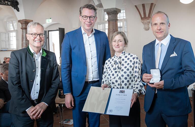 Bei der Preisverleihung der Denkmalschutzmedaille an Professor Andreas Schäfer für die Generalinstandsetzung von Schloss Obbach waren in München dabei: (von links) Generalkonservator Mathias Pfeil, Bayerischer Staatsminister für Wissenschaft und Kunst Markus Blume, Architektin Anne-Kristin Geller und Christian Schäfer, der Bruder des Preisträgers. Bei der Preisverleihung der Denkmalschutzmedaille an Professor Andreas Schäfer für die Generalinstandsetzung von Schloss Obbach waren in München dabei: (von links) Generalkonservator Mathias Pfeil, Bayerischer Staatsminister für Wissenschaft und Kunst Markus Blume, Architektin Anne-Kristin Geller und Christian Schäfer, der Bruder des Preisträgers.